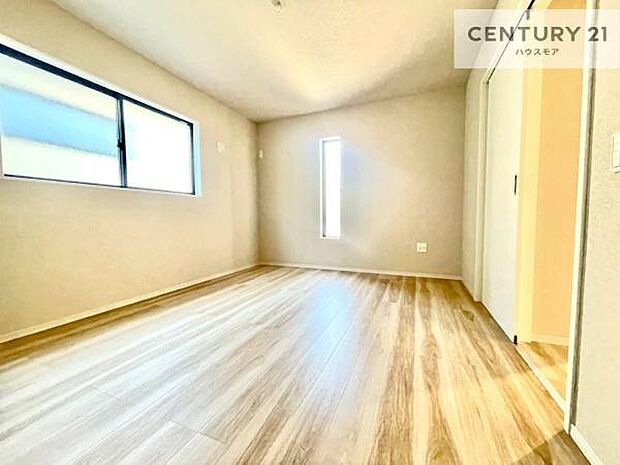 優しい光が差し込む洋室は、朝の目覚めも気持ちが良さそうですね。おうち時間もゆったりと過ごすことができます。優しい色合いのフローリングがどんな家具にもマッチします！