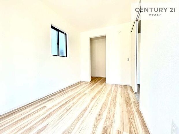 洋室は子供部屋や寝室、色々と用途多彩に利用できますね。収納力もたっぷりなので、広々気持ちよく過ごすことができます！