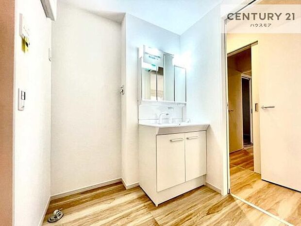 三面鏡仕様の洗面所は、身だしなみがしやすい造り！裏は収納になっています。ドライヤーやお化粧道具を片付けられるので洗面台周りをスッキリと見せることが出来ます！