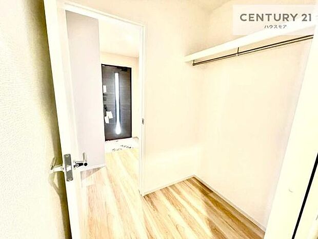 通り抜けができ家事動線に便利なウォークスルークロークつき！家族共有の収納ができます！コートやカバンをしまっておけば外出時の準備もスムーズです！