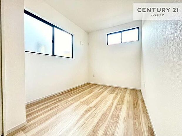 2面採光を確保した明るい室内は、風通しも良く、明るく大変居心地の良い空間となっております。リラックスして過ごせる心地の良いお部屋です！朝の目覚めがスッキリしますね！