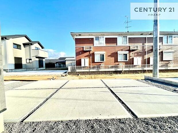 晴れた日には青い空を見渡せる開放的な時間を楽しめます。気持ちの良い風が通り抜ける街並みです！