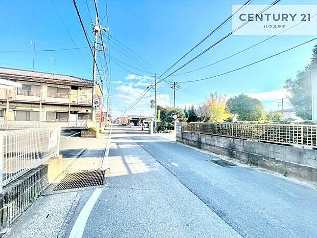 前面道路は4ｍ！陽当り良好な立地です。車庫入れが苦手な方も安心ですね。