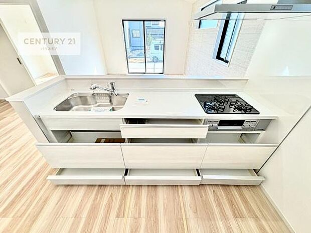 収納スペースが豊富で、調理スペースがスッキリと片付きひろ〜く活用できます！快適に作業ができます！毎日の料理が捗ります！