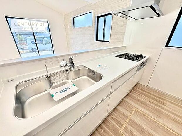 大人気の対面式システムキッチンを採用しています！ご家族のコミュニケーションが自然と増える設計です。お子様にも目が届くので嬉しいですね。広々使えて快適に作業が進みます。