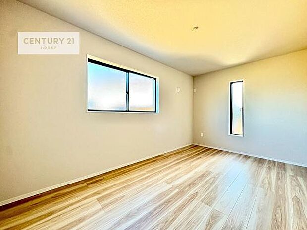 8.9帖ある洋室は広々ゆったりした空間です！ベットを置いてもゆとりがあるので寝室に向いています！