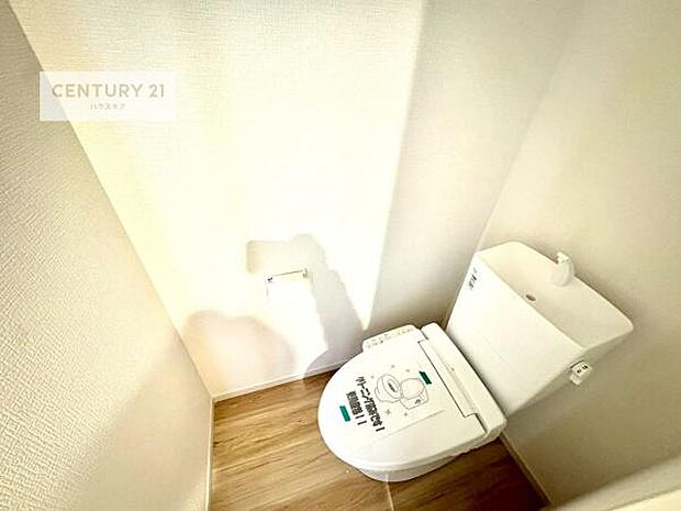 清潔感のある色味のお手洗いです！さわやかでスッキリする空間です！白を基調としているので、お手入れがしやすいトイレです！