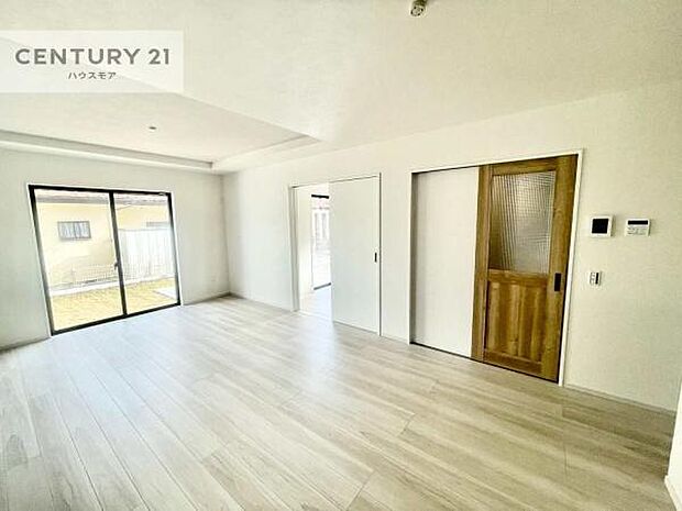 大きな窓からたっぷりの陽ざしが入る明るいリビング。開放感のあるリビングで家族団らんのくつろぎの時間を過ごせます。