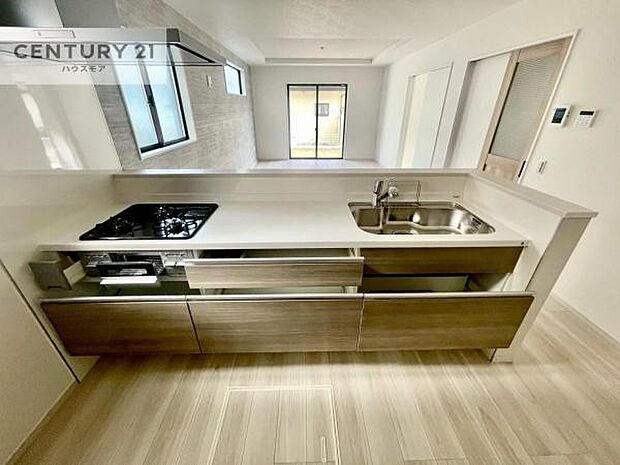 収納スペースが豊富で、調理スペースがスッキリと片付きひろ〜く活用できます！快適に作業ができます！毎日の料理が捗ります！