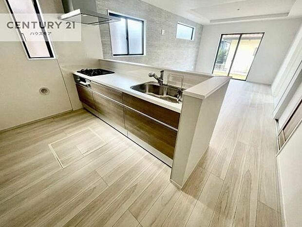 大人気の対面式システムキッチンを採用しています！ご家族のコミュニケーションが自然と増える設計です。お子様にも目が届くので嬉しいですね。収納力もあります！