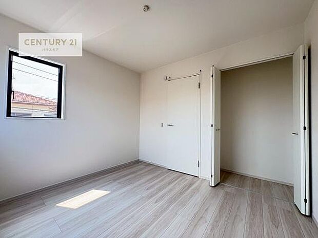 掃き出し窓がないお部屋は、お子様のお部屋としても安心です！収納スペースも充実しているので散らかったお部屋をサッと片付けられます！