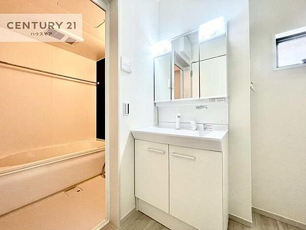 小窓付きの明るい洗面室です！湿気もすぐに入れ替えができて清潔に保つことができます！自然光が差し込むのでお化粧の仕上がりも良くなりますね！