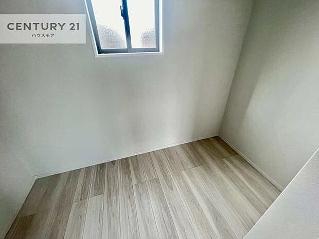 ウォークインクローゼット付きです。たくさんのお洋服などを収納しておけそうですね！他にも扇風機や加湿器など季節物の大きな家電も収納できます。