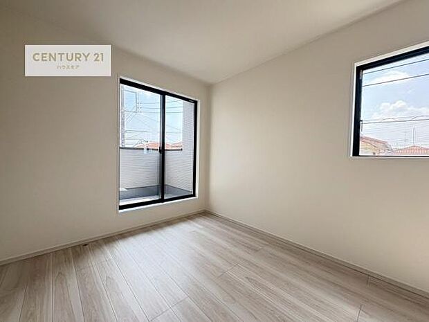 2面採光を確保した明るい室内は、風通しも良く、明るく大変居心地の良い空間となっております。リラックスして過ごせる心地の良いお部屋です！朝の目覚めがスッキリしますね！