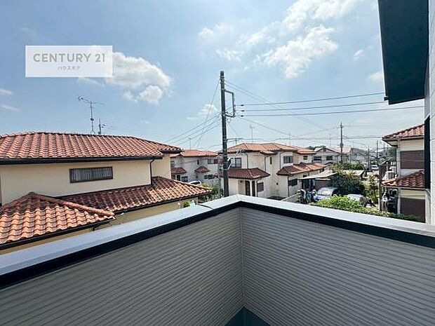 晴れた日には青い空を見渡せる開放的な時間を楽しめます。気持ちの良い風が通り抜ける街並みです！