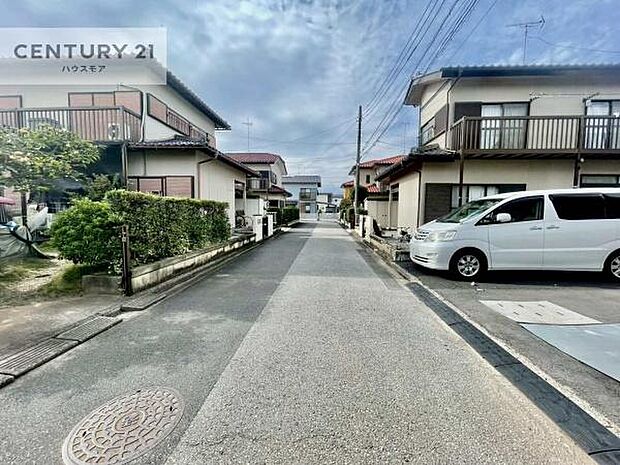 前面道路5.2ｍ！陽当り良好な立地です。車庫入れが苦手な方も安心ですね。