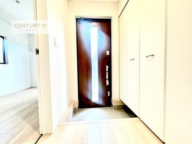 シューズボックス付きなので、玄関が片付きお掃除がしやすいです!スッキリした玄関で戸を開けた瞬間、清潔感のある心地いい空間が出迎えてくれます。