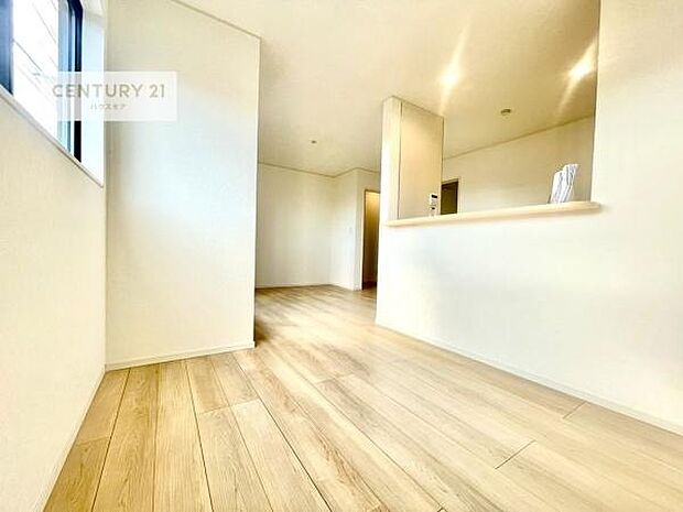 大きな窓からたっぷりの陽ざしが入る明るいリビング。開放感のあるリビングで家族団らんのくつろぎの時間を過ごせます。