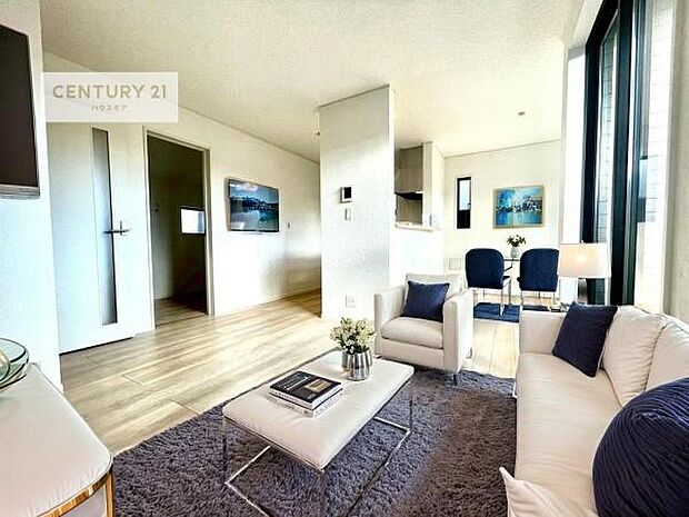 家具はCGパースです。心地良いリビングは家族が自然と集まります。家族団欒の時間が増えそうです。ご家族と、より一層充実した時間を過ごせそうですね。