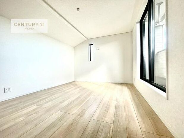 バルコニーに面している洋室です。明るく温もりがあり、換気もしっかりできます!朝起きて、外に出て背伸びをしつつ深呼吸をし良い朝を迎え入れることができます。