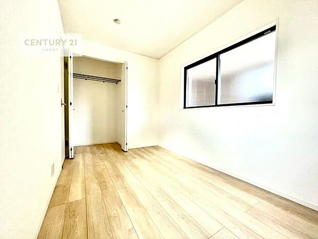 掃き出し窓がないお部屋は、お子様のお部屋としても安心です!収納スペースも充実しているので散らかったお部屋をサッと片付けられます!