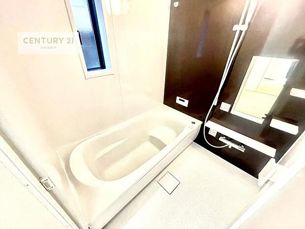 落ち着きある大人の雰囲気のバスルームは、味が出ていてバスタイムが充実!お仕事頑張っているご褒美にお好みの匂いの入浴剤を入れて、楽しんでみてはいかがでしょうか?