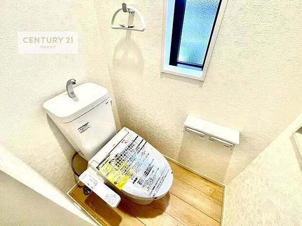 1・2階にトイレがございます!朝の忙しい時間帯も待たずにすみそうですね。白を基調とした清潔感のあるトイレでお手入れがしやすいです!