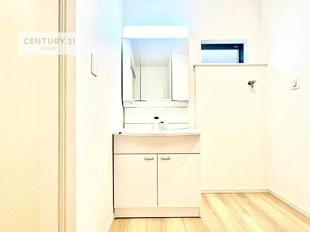 小窓付きの明るい洗面室です!湿気もすぐに入れ替えができて清潔に保つことができます!自然光が差し込むのでお化粧の仕上がりも良くなりますね!