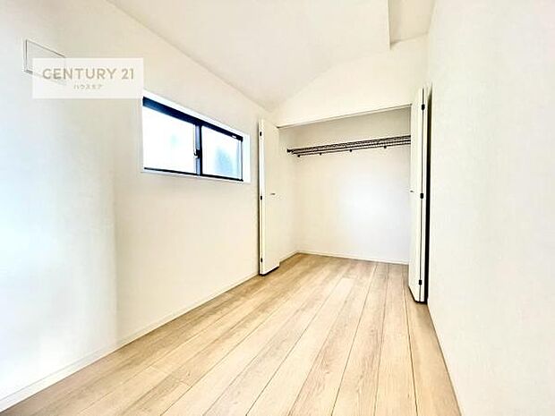 2階には納戸があります。納戸は収納だけでなく、趣味の道具や書類の整理にも最適。使い方次第で生活動線をスムーズにする便利な空間です。