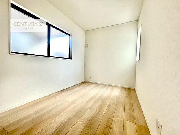 明るい室内は、風通しも良く、明るく大変居心地の良い空間となっております。リラックスして過ごせる心地の良いお部屋です!