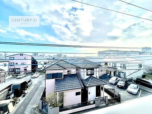 落ち着きある住宅街です!周囲には高い建物がなく、空が広く開放感があり、陽当たりを大きく遮られることもありません!気持ちの良い風が通り抜ける街並みです!