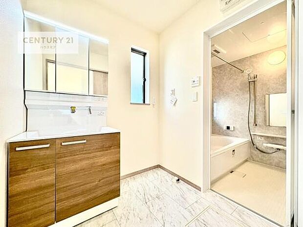 三面鏡仕様の洗面所は、身だしなみがしやすい造り！裏は収納になっています。ドライヤーやお化粧道具を片付けられるので洗面台周りをスッキリと見せることが出来ます！