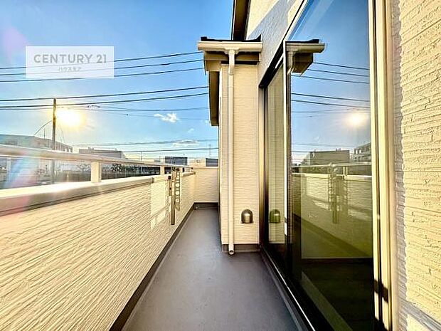 陽当たり良好なバルコニーです！晴れた日には青い空を見渡せる開放的な時間を楽しめます。