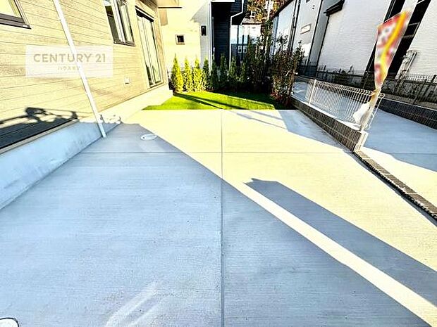 駐車スペースは2台分あります！セカンドカーはもちろん、バイクや自転車なども置き場所に困りません。