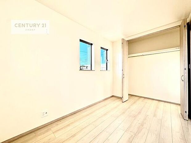 明るい室内は、風通しも良く、明るく大変居心地の良い空間となっております。リラックスして過ごせる心地の良いお部屋です！