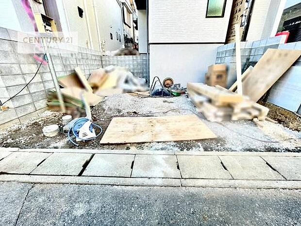 駐車スペースは2台分あります！セカンドカーはもちろん、バイクや自転車なども置き場所に困りません。