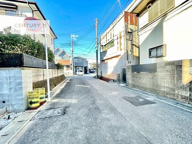 前面道路6ｍ！陽当り良好な立地です。車庫入れが苦手な方も安心ですね。
