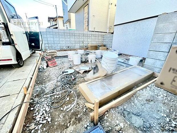 前面道路6ｍ！陽当り良好な立地です。車庫入れが苦手な方も安心ですね。