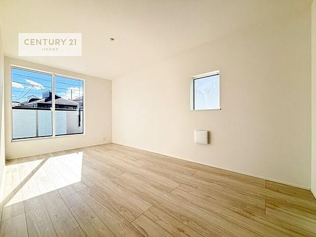 バルコニーに面している洋室です。明るく温もりがあり、換気もしっかりできます！朝起きて、外に出て背伸びをしつつ深呼吸をし良い朝を迎え入れることが出来そうですね！（同仕様）