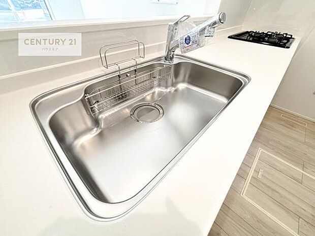 ワイドなシンクですね！水が跳ねにくく洗物がしやすい家事が楽々仕様のシステムキッチンです！デザイン性と機能性を兼ねたキッチンで清潔感がありますね！(同仕様)