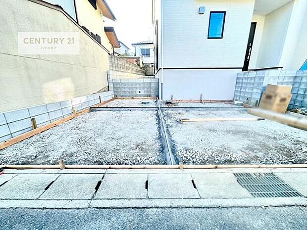 駐車スペースは2台分あります！セカンドカーはもちろん、バイクや自転車なども置き場所に困りません。