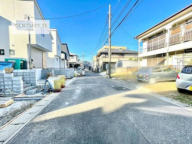 前面道路6ｍ！陽当り良好な立地です。車庫入れが苦手な方も安心ですね。