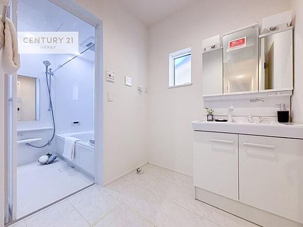 小窓付きの明るい洗面室です！湿気もすぐに入れ替えができて清潔に保つことができます！自然光が差し込むのでお化粧の仕上がりも良くなりますね！（同仕様）