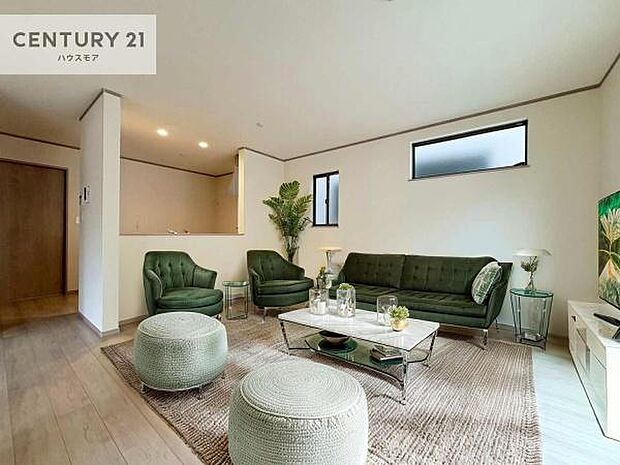 家具はCGパースです。心地良いリビングは家族が自然と集まります。家族団欒の時間が増えそうです。ご家族と、より一層充実した時間を過ごせそうですね。明るく開放的な空間です。