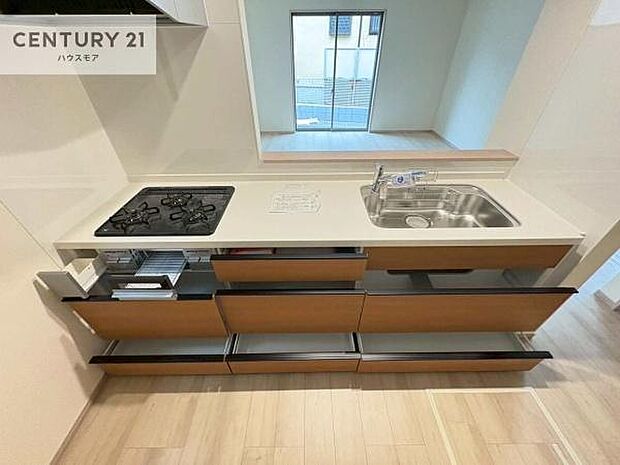 収納スペースが豊富で、調理スペースがスッキリと片付きひろ〜く活用できます！快適に作業ができます！毎日の料理が捗ります！