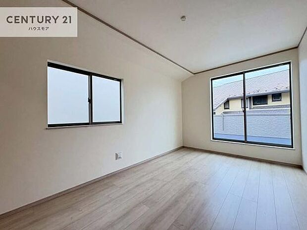 バルコニーに面している洋室です。明るく温もりがあり、換気もしっかりできます！朝起きて、外に出て背伸びをしつつ深呼吸をし良い朝を迎え入れることが出来そうですね！