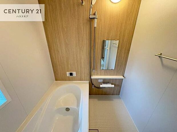 広々バスで一日の疲れをリフレッシュ。足が伸ばせるので、浴槽にもゆったりと浸かれますね！毎日のバスタイムが楽しみになります。