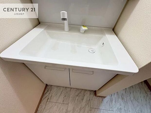 深い洗面台ボウルは、水が跳ねにくいのでお手入れが楽々！清潔感が保てます！キレイな洗面所で自分磨きのモチベーションが上がりますね！