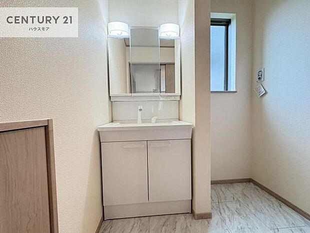小窓付きの明るい洗面室です！湿気もすぐに入れ替えができて清潔に保つことができます！自然光が差し込むのでお化粧の仕上がりも良くなりますね！
