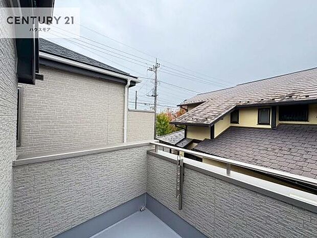 晴れた日には青い空を見渡せる開放的な時間を楽しめます。気持ちの良い風が通り抜ける街並みです！